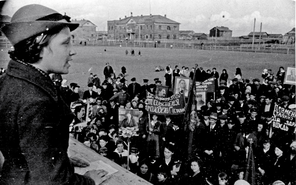 Выступление ученицы средней школы Лукиной на митинге, посвященном Международному юношескому дню. Ненецкий национальный округ, 1938 год